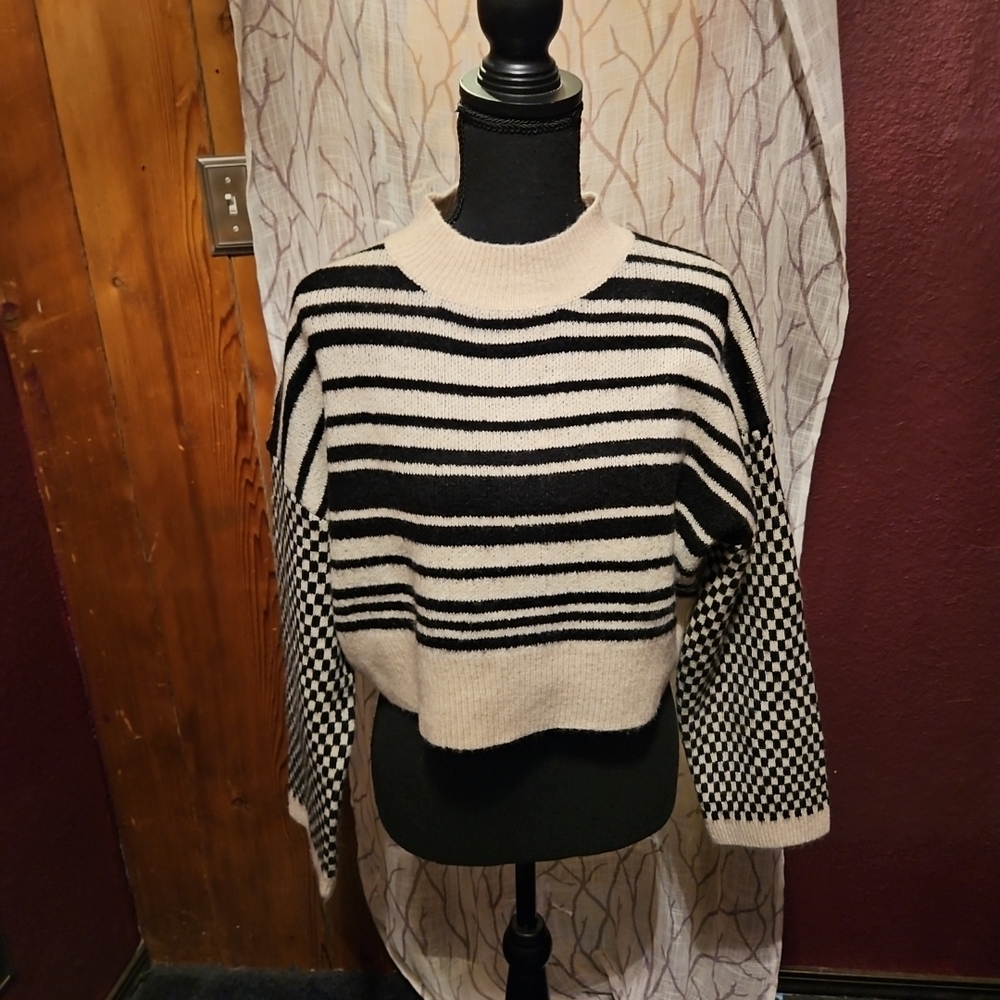 Grey Bandit Womens sweater size small black and white